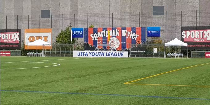 Das Banner der Uefa Youth League zwischen den Spielerbänken. Das Banner der Uefa Youth League zwischen den Spielerbänken.