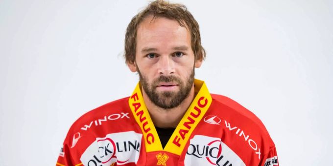 Beat Forster posiert im Dress des EHC Biel. Beat Forster posiert im Dress des EHC Biel.