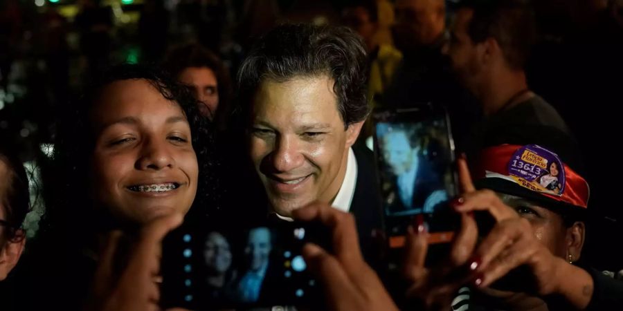 Fernando Haddad, Präsidentschaftskandidat der Arbeiterpartei, lässt sich bei einer Wahlkampfveranstaltung mit einer Unterstützerin fotografieren.