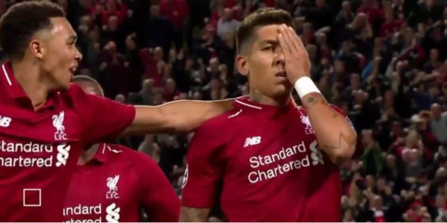 Roberto Firmino bejubelt den Siegtreffer von Liverpool mit einer Hand am Auge.