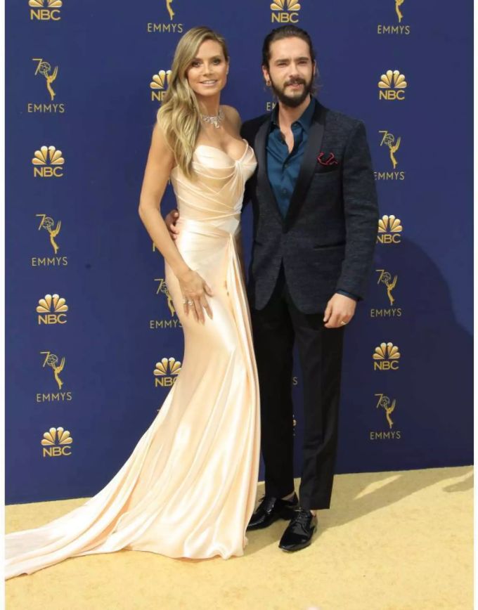 Das Topmodel verzauberte die Zuschauer in einer cremefarbenen Robe, Kaulitz trug einen schlichten Anzug.