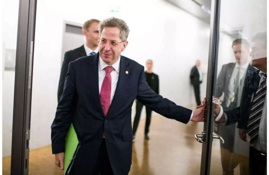 Hans-Georg Maassen, bisheriger Präsident des Bundesamts für Verfassungsschutz (BfV), kommt aus der Sitzung des Parlamentarischen Kontrollgremiums für die Geheimdienste (PKGr) im Deutschen Bundestag. Maassen muss nach seinen umstrittenen Äusserungen zu fremdenfeindlichen Ausschreitungen in Chemnitz seinen Posten räumen. Wie die Bundesregierung am Dienstag mitteilte, wechselt er als Staatssekretär ins Bundesinnenministerium.