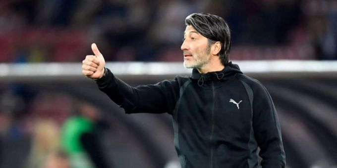 Daumen hoch: Murat Yakin ist neuer Sion-Trainer. Daumen hoch: Murat Yakin ist neuer Sion-Trainer.