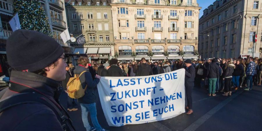 Praktisch alle sind von den Sparmaßnahmen betroffen: Lehrer, Polizisten, Künstler, etc.