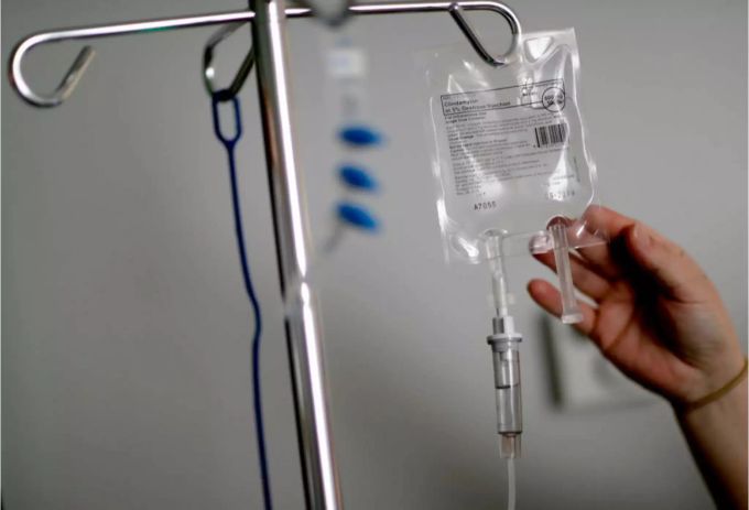 Ein Patient am Tropf. Kanüle
