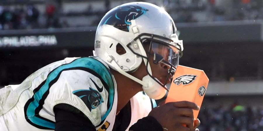 Was für ein Comeback der Carolina Panthers! Trotz eines 0:17-Rückstands zu Beginn des letzten Viertels gegen Titelverteidiger Philadelphia Eagles setzen sich die «Panter» noch mit 21:17 durch. Cam Newton zeigt dabei im letzten Abschnitt all seine Klasse: 16 von 22 Pässen an den Mann gebracht, 2 Touchdowns und ein Passer Rating von 131,1. Dank dem Sieg bleiben die Panthers an Divisions-Rivale New Orleans dran.