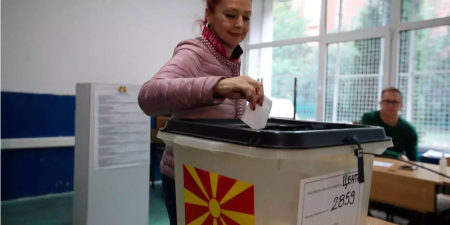 Eine Frau wirft ihren Stimmzettel in den Kasten im Rahmen des Referendums in Skopje.