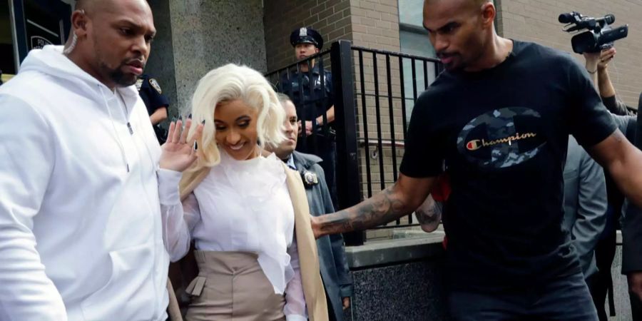 Cardi B wird von ihren Sicherheitsleuten beschützt, als sie das Polizei-Gebäude in Queens, New York verlässt.