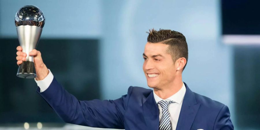 Cristiano Ronaldo posiert mit seiner Trophäe für den Weltfussballer des Jahres 2016 in Zürich.