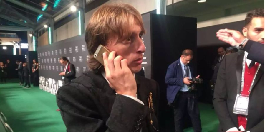 Luka Modric telefoniert mit seinem iPhone 5.