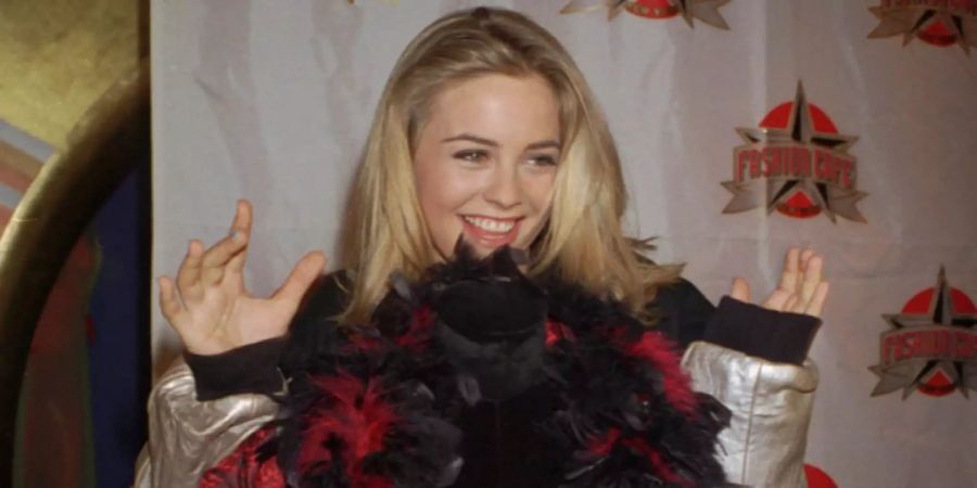 Schauspielerin Alicia Silverstone posiert mit einem roten Kleid aus dem Film «Clueless».