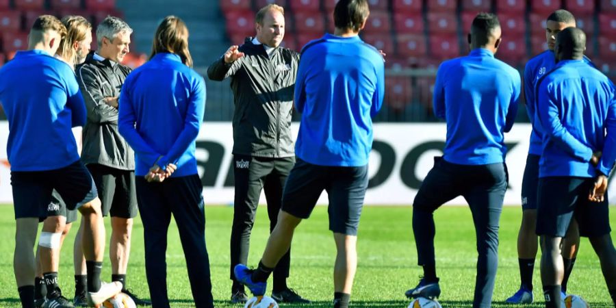 FCZ-Trainer Ludovic Magnin (Mitte) spricht zu seinen Spielern.