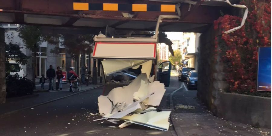 Ein Sattelmotofahrzeug bleibt unter einer Brücke stecken.