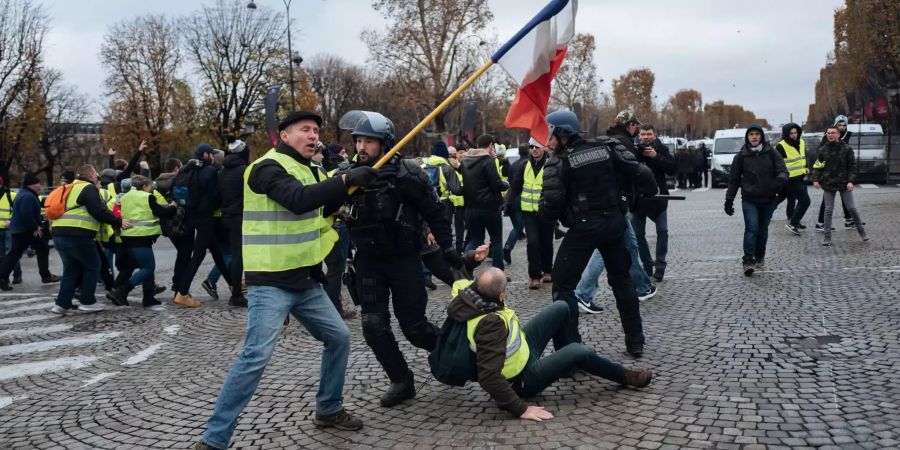 Demonstranten und Polizisten treffen auf der Champs-Elysees-Allee gewaltsam aufeinander. Frankreich setzt Tausende von Polizisten ein, um landesweit gegen die Proteste und Strassenblockaden wegen der hohen Spritpreise vorzugehen.