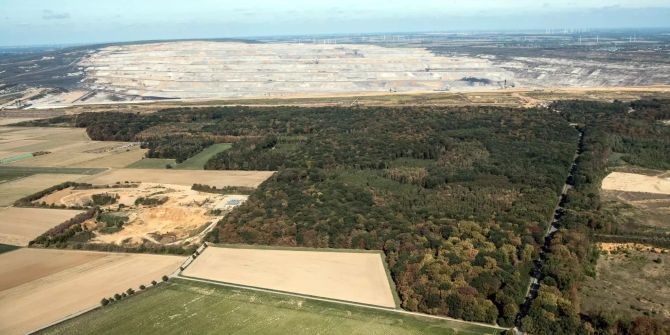 Der Tagebau Hambach schiebt sich an den Hambacher Forst (D).