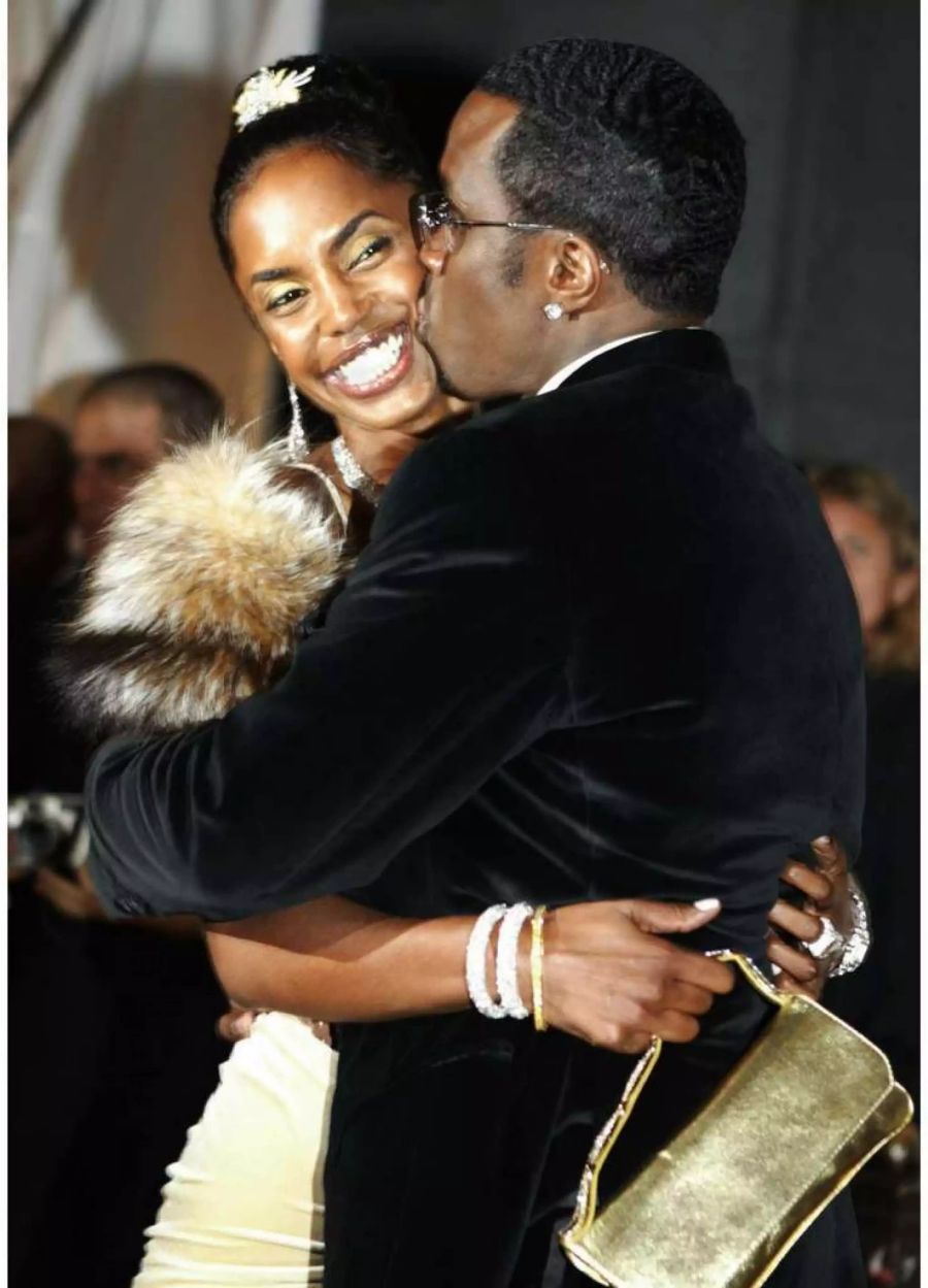 Sean «Diddy» küsst Kim Porter 2004 in New York auf die Wange.