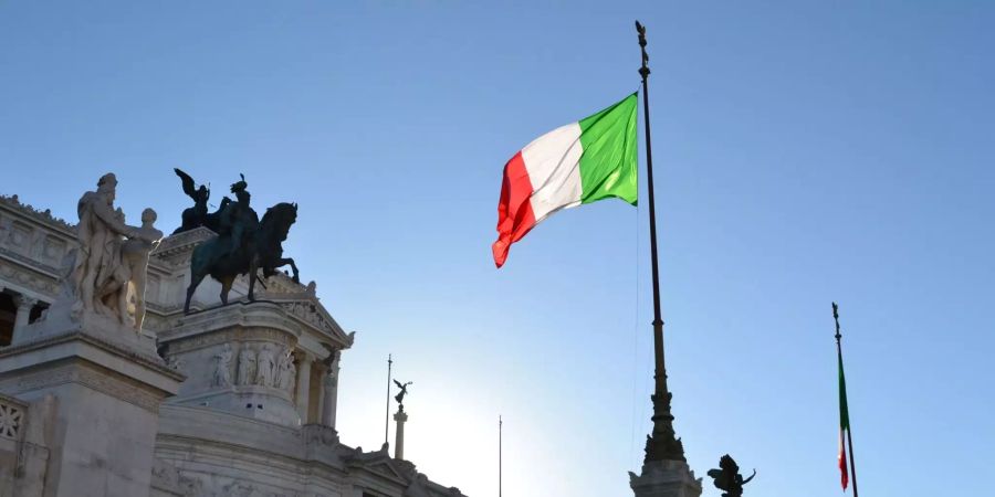 Die italienische Flagge weht in Rom.