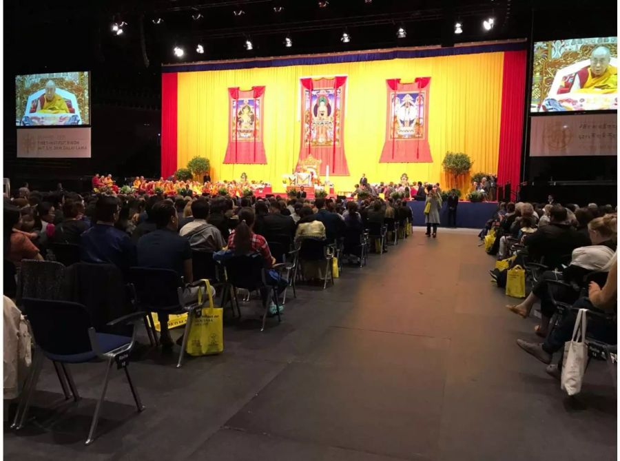 Kulturinteressierte aus allen Bereichen kamen am Sonntag ins Hallenstadion in Zürich, um den Dalai Lama zu hören.