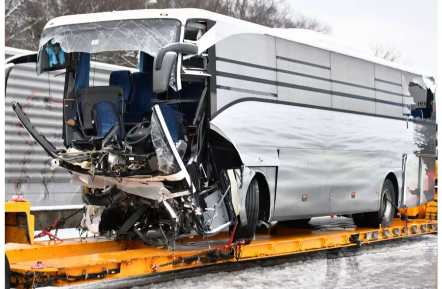 Das Unfallfahrzeug musste mit einem Kran geborgen werden.