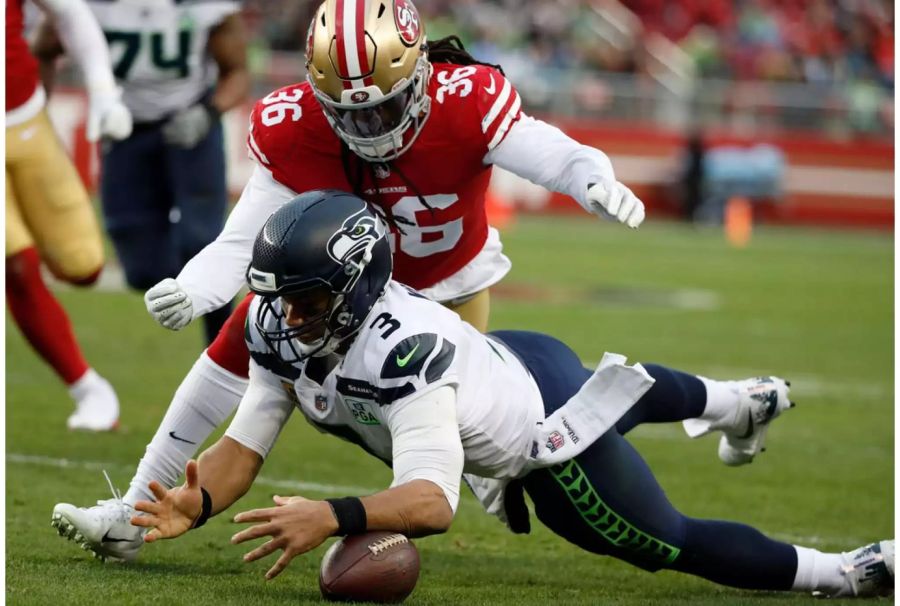 Die Seahawks verlieren in der Overtime mit 23:26 gegen die 49ers – ein Team das um den First-Overall-Pick spielt.
Nun wird es für die Mannschaft um QB Russel Wilson nochmals knapp mit den Playoffs, zumal noch ein Duell mit den Chiefs auf dem Programm steht.