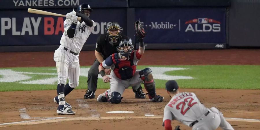 Didi Gregorius von den New York Yankees schlägt am Ball vorbei.