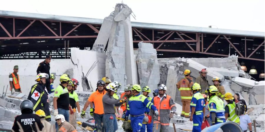 Rettungskräfte sind ein einer Baustelle im Einsatz, nachdem der Rohbau eines Einkaufszentrums eingestürzt war. Mindestens sieben Menschen sind beim Einsturz der Baustelle ums Leben gekommen.