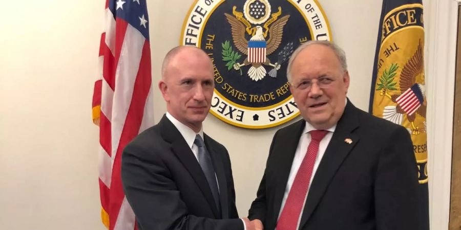 Das vom Bundesrat Johann Schneider-Ammann über seine Twitter-Seite veröffentlichte Bild zeigt ihn mit dem Stellvertretenden US-Handelsbeauftragten Jeff Gerrish in Washington.