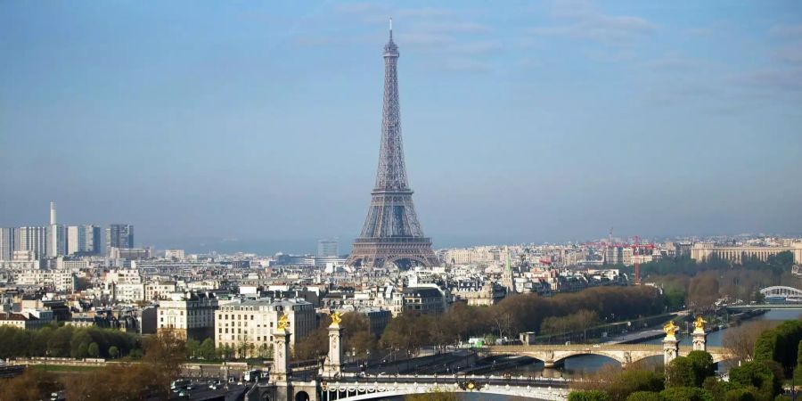 Blick auf Brücken an der Seine vor dem Eiffelturm.