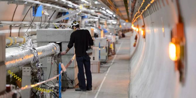 Ein Techniker arbeitet am Cern.