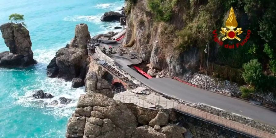 Screenshot aus einem von der italienischen Feuerwehr veröffentlichten Video zeigt Feuerwehrmänner im Einsatz an einer Strasse, die Santa Margherita Ligure mit Portofino verbindet und die nach einem Unwetter teilweise eingestürzt ist.