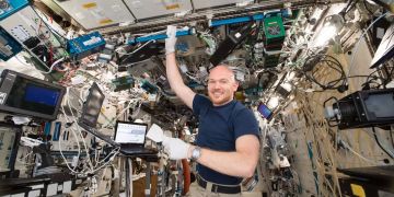 Astronauten Alexander Gerst putzt auf der Internationalen Raumstation ISS.