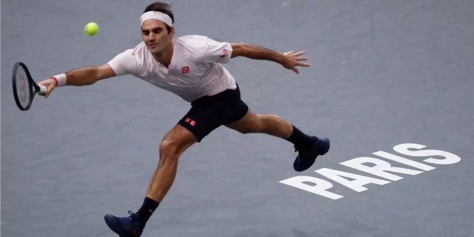 Roger Federer beim Spiel gegen Novak Djokovic in Paris-Bercy. Roger Federer beim Spiel gegen Novak Djokovic in Paris-Bercy.