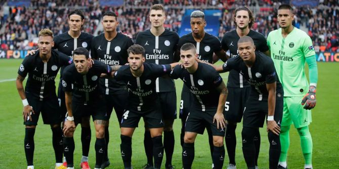 Das Team von Paris Saint- Germain stellt sich vor dem Champions-League-Spiel zwischen Paris Saint-Germain und Red Star Belgrade im Parc-des-Princes-Stadion in Paris auf.