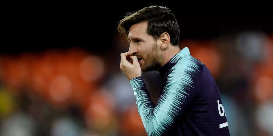 Barcelonas Lionel Messi greift sich vor dem Spiel gegen Valencia an die Nase.