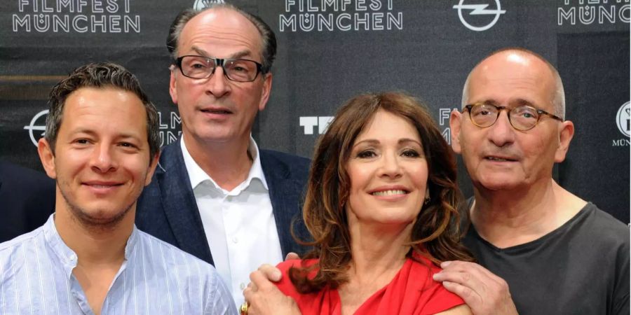 Die Schauspieler Trystan Pütter (v-l), Herbert Knaup, Iris Berben und Regisseur Dominik Graf kommen zur Premiere ihres Films «Hanne» im Gloria Palast.