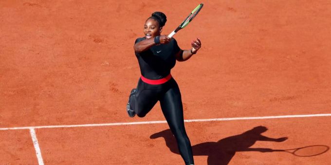 Serena Williams, ihren Catsuit tragend, in Aktion in der ersten Runde von Roland Garros 2018 Serena Williams