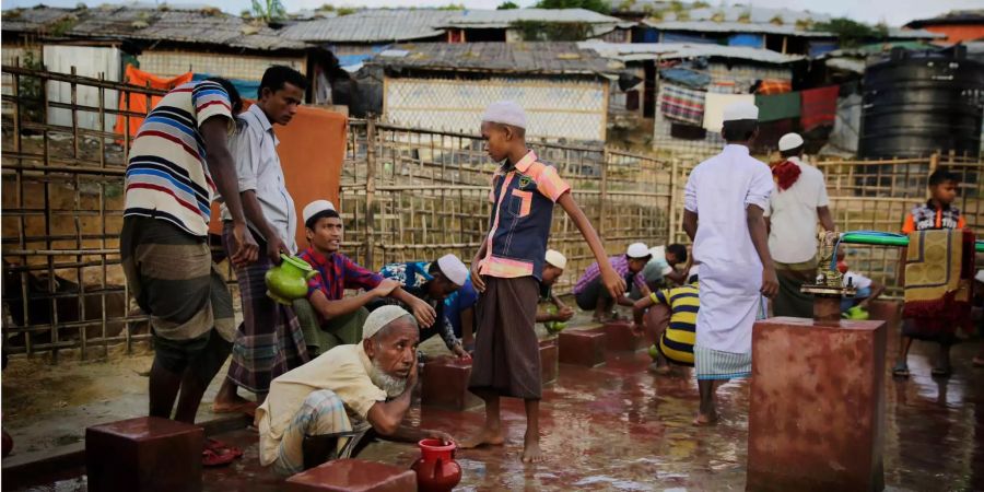 Rohingya-Flüchtlinge führen eine Waschung durch, bevor sie im Flüchtlingslager Kutupalong (BGD) während des Eid al-Adha beten.