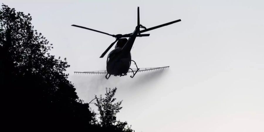 Ein Helikopter der Air Glaciers überfliegt Berge.