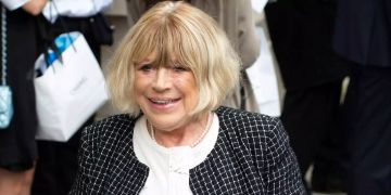 Marianne Faithfull kommt zu einer Haute Couture Modenschau von Chanel.