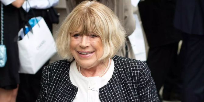 Marianne Faithfull kommt zu einer Haute Couture Modenschau von Chanel.