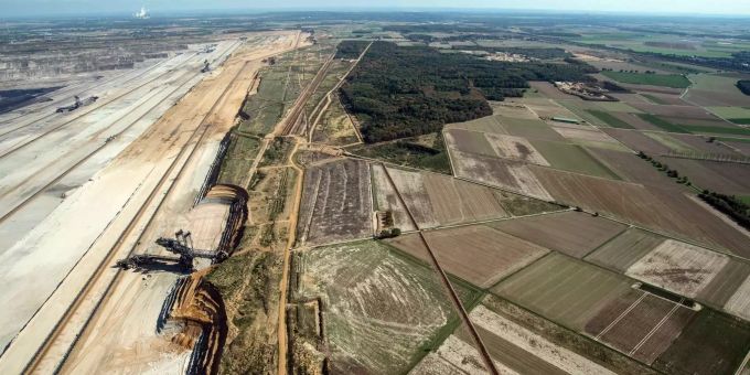 Der Tagebau Hambach schiebt sich an den Hambacher Forst. Der Tagebau Hambach schiebt sich an den Hambacher Forst.