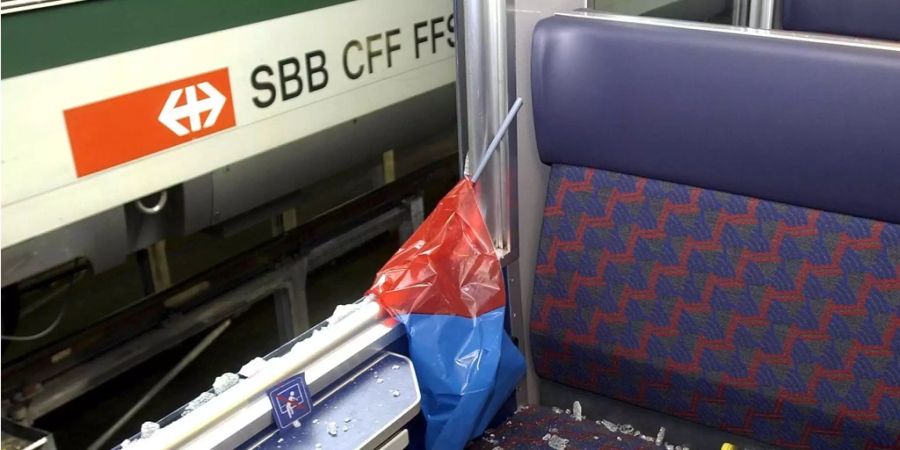 Ein durch Fussball-Fans zerstörter SBB-Wagen.