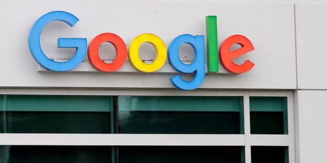 Das Google-Logo an einem Gebäude