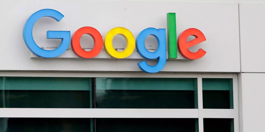 Das Google-Logo an einem Gebäude