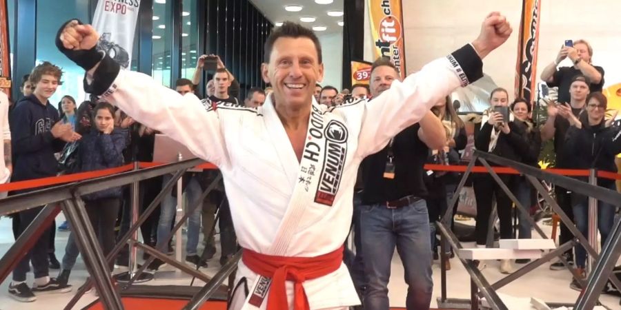 Guido Kessler feiert seinen Weltrekord an der Fitness EXPO in Basel.
