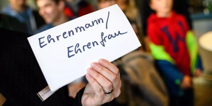 2018 gewann «Ehrenmann/Ehrenfrau». Annette Schwartzmanns, Leiterin von Vertrieb und Marketing im Langenscheidt-Verlag, präsentiert das Jugendwort des Jahres 2018 "Ehrenmann / Ehrenfrau".