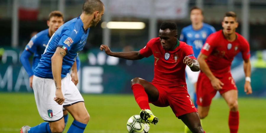 Der Italiener Leonardo Bonucci (l) und der Portugiese Bruma (r) kämpfen um den Ball.