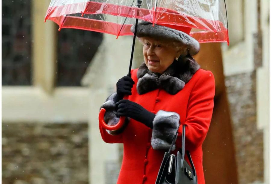 Rot wie der Weihnachtsmann: die Queen an Weihnachten 2015 in Sandringham.