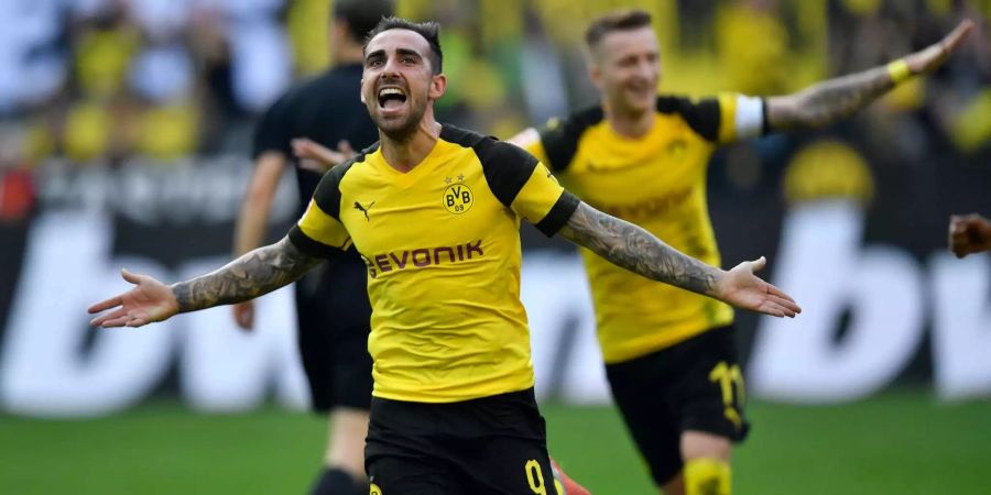 Paco Alcácer von Borussia Dortmund jubelt nach seinem 4:3 gegen Augsburg.