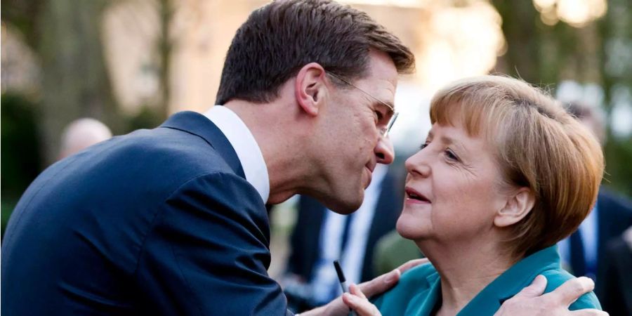 Der niederländische Ministerpräsident Mark Rutte begrüsst Bundeskanzlerin Angela Merkel.